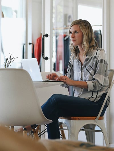 Frau im Homeoffice. Karrierefrau