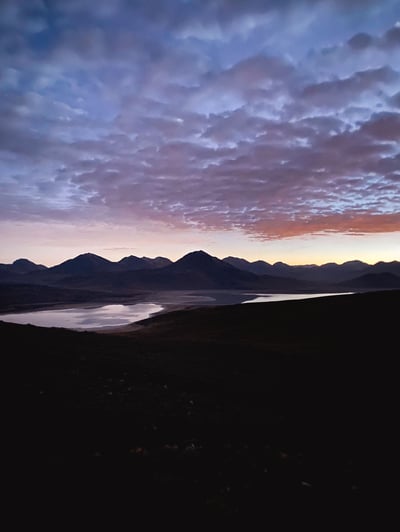Vue sur la Laguna Verde au lever du jour lors de l'ascension du volcan Licancabur.