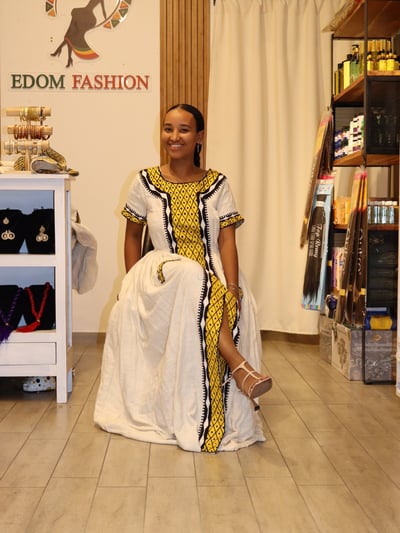 שמלה אתיופית אדומה