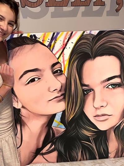 Rosto de menina em pop-art, transmitindo emoções intensas através de formas e cores