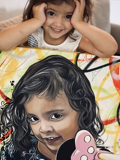 Rosto de criança no estilo pop-art, transmitindo emoções intensas através de formas e cores