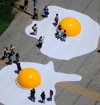 "Eggcident", instalação artística de Henk Hofstra no Largo da Batata.