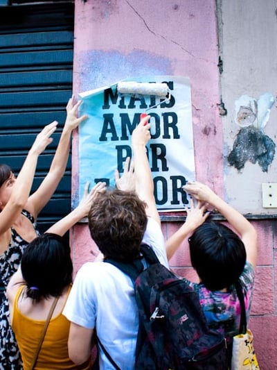 Lambe-lambe que se popularizou com a frase “Mais amor por favor”