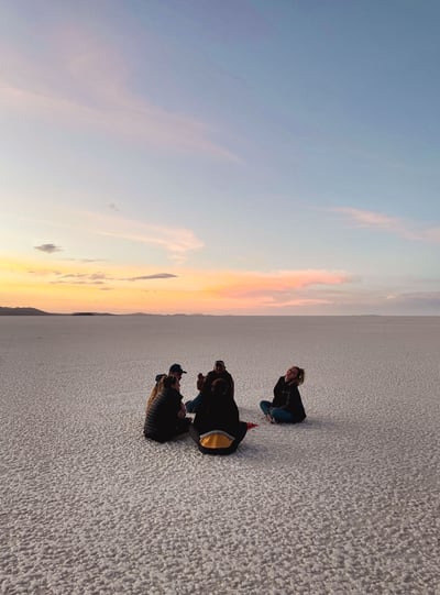 Photo de groupe lors d'un coucher de soleil dans le Salar de Uyuni en Bolivie.