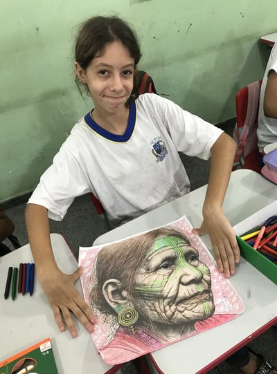 Criança criando lambe-lambe – Aluno da Escola Municipal Moreira Cabral trabalha em uma colagem