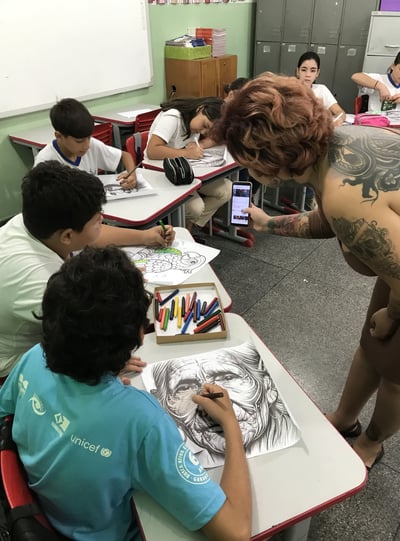 Oficina de lambe-lambe em Barra do Garças – Amanda Amorim e crianças trabalhando na técnica de lambe