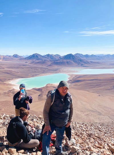 Photo de groupe lors de l'ascension du Licancabur avec magnifique vue sur la Laguna Verde.