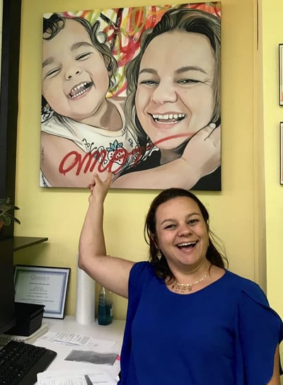"Detalhes intrincados e elementos POP em uma pintura personalizada cheia de vida."