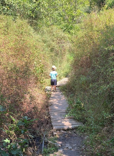 Sohn auf einer Brücke