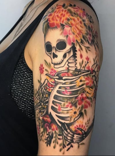 Tatuagem de Wladimir Filho, exibindo seu estilo 'old school' com traços fortes e cores ousadas.