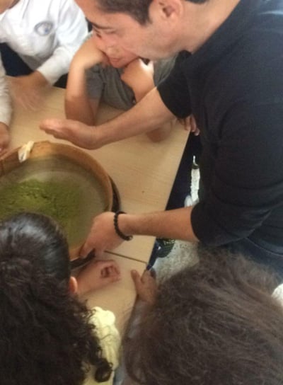 yous artist during henna workshop