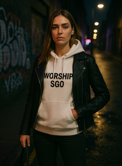 una mujer con una sudadera con capucha blanca y una chaqueta negra