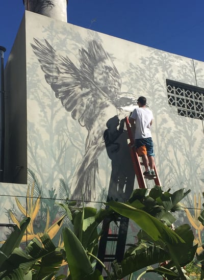 Marcos Heis pintando el mural