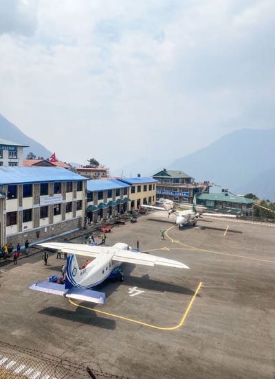 Avion prêt à décoller sur la piste d'aéroport de Lukla au Népal.