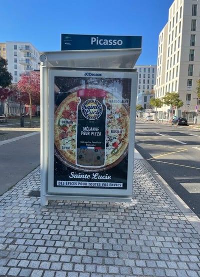 Affiche publicitaire pour des épices sur un arrêt de bus