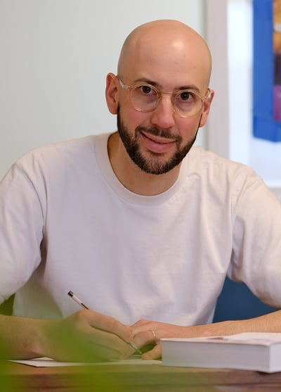 Thomas Busson au sein de son cabinet de réflexologie plantaire à Bouguenais près de Nantes