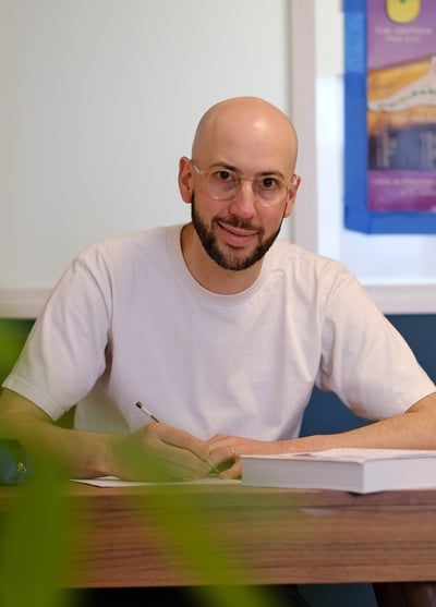 Thomas Busson au sein de son cabinet de réflexologie plantaire à Bouguenais près de Nantes