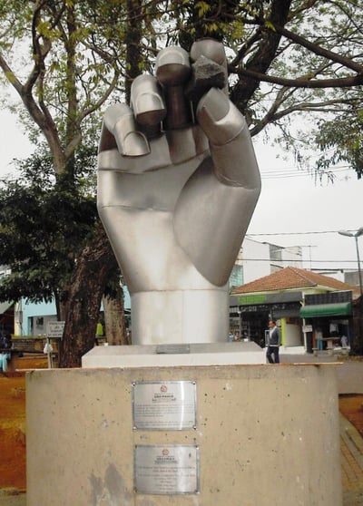 Essa imagem retrata uma área de lazer e equipamentos urbanos, reforçando o caráter comunitário.