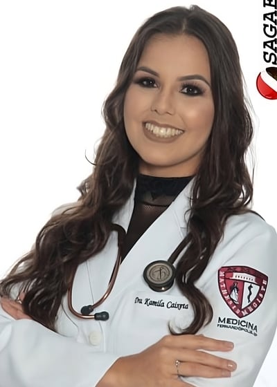 Dra. Kamila Caixeta, uma mulher utilizando um jaleco branco e um stethoscoped.