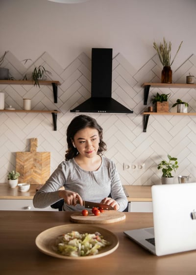 Mujer participando en una clase de cocina en línea desde casa a través de la plataforma Yarkeey