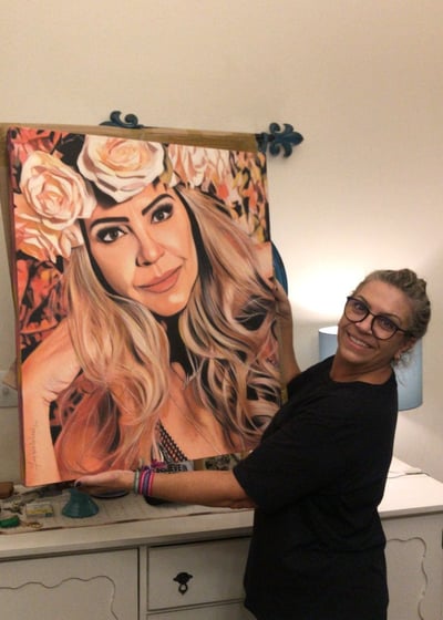 Detalhe de uma obra de arte personalizada, destacando-se na parede da sala.