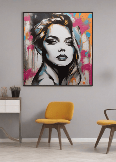 Sala decorada com pinturas de casais, transmitindo a harmonia e conexão no ambiente.