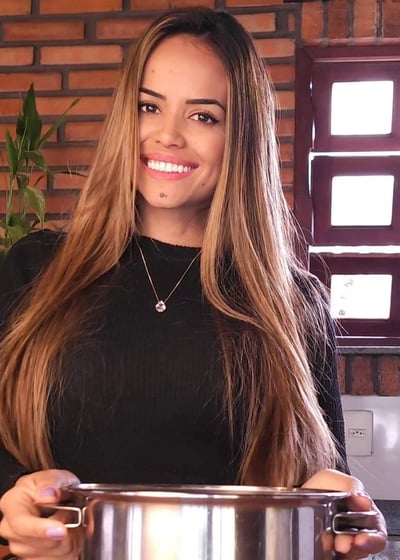 Rebeca Silva cozinhando receitas saudáveis com leveza e propósito