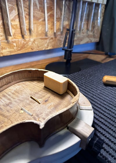 restauro de violino, antigo