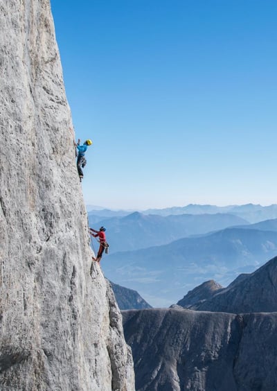 2 Kletterer mit Bergführer Rene Guhl als Seilschaft am Koppenkarstein, Dachstein 