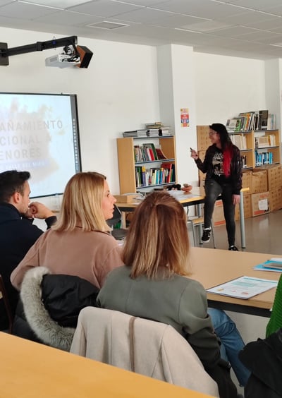 Rakel Calzada dando una formación