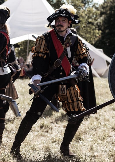 Homme en tenue jaune et noire lansquenaise en bataille. Il a une belle moustache