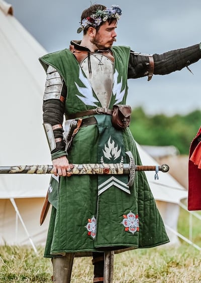 Création unique fantasy pour un chevalier avec une couronne de fleurs