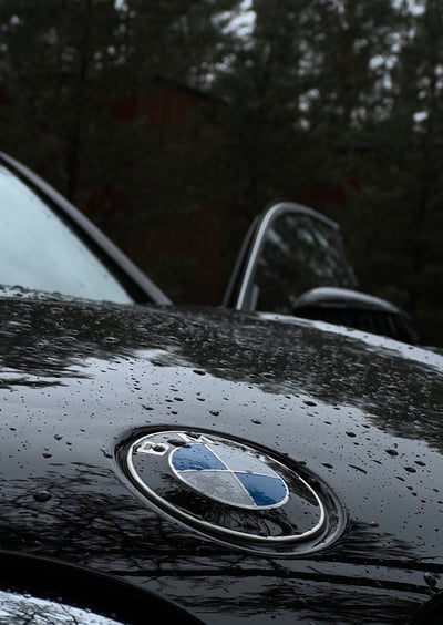 bmw logotipas ant automobilio gaubto, demonstruojantis hidrofobinį paviršių