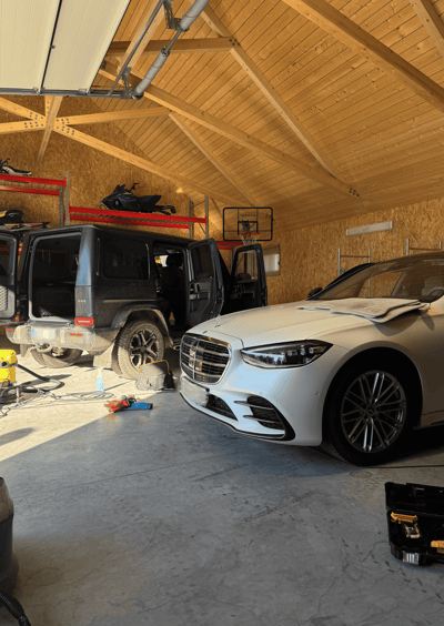 Mercedes G klasės ir S klasės automobiliai valymo metu garaže – profesionalus automobilių valymas