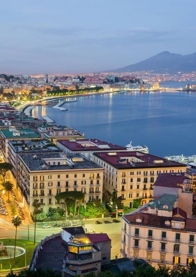 Passeggiata sul Lungomare Caracciolo con vista sul Golfo di Napoli