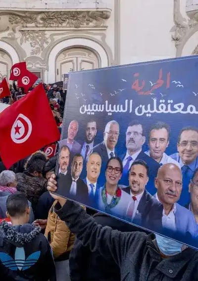 Familles de prisonniers politiques en Tunisie manifestant contre la dictature de kais said, dénonçan