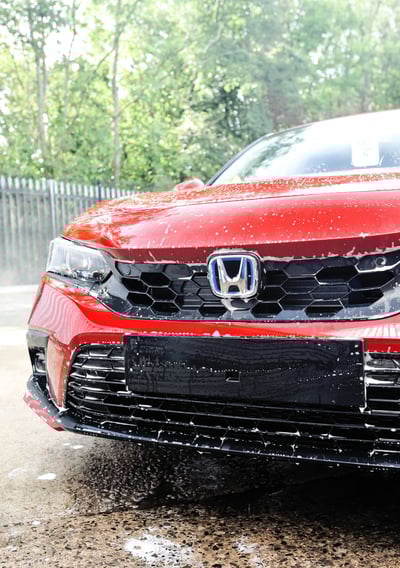 L'avant d'une voiture après une prestation de lavage extérieur à Toulouse