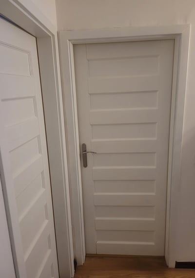 Zamontowane drzwi na Warszawskiej Woli