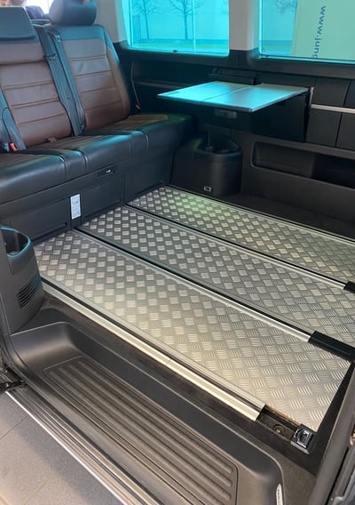 Frisch gereinigter Innenraum eines VW T5 – saubere Sitze, gepflegter Boden und aufgeräumtes Cockpit