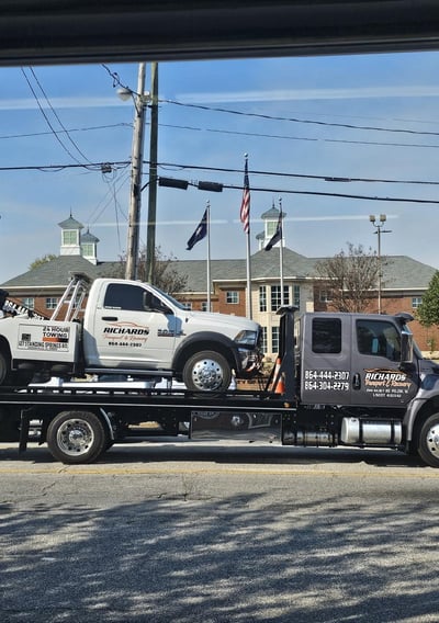 Tow truck providing 24/7 emergency towing services in Greenville County, SC, including Mauldin