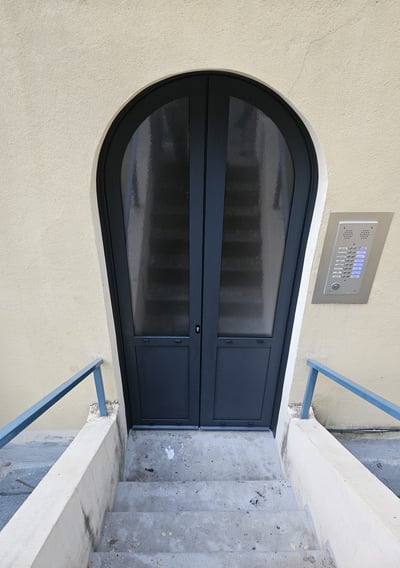 Photo de porte d'entrée + fenêtre sur mesure + coulissant aluminium + verre + fenetre