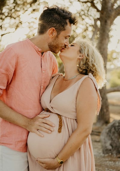 Photo de couple pendant une séance photo de grossesse