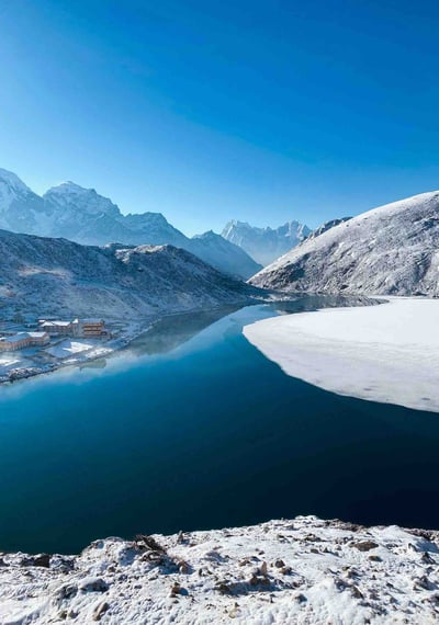Vue sur le lac et la vallée de Gokyo, depuis Gokyo Ri.