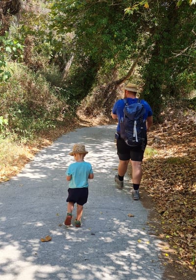 Vater und Sohn beim Wandern