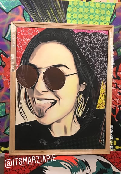 Rosto de mulher em estilo pop-art, com uma mistura de padrões e texturas