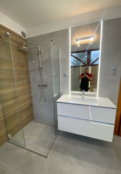 Nowoczesna łazienka z prysznicem walk-in i lustrem LED – remont łazienki Poznań