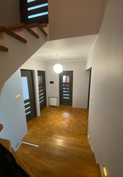 Hol i schody drewniane po remoncie – nowoczesne wykończenie wnętrz, Poznań