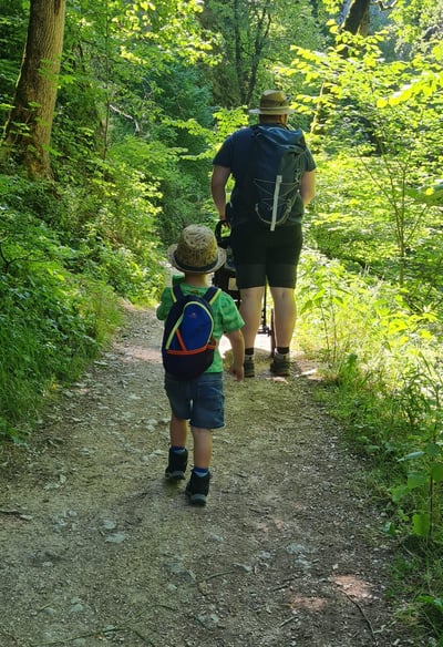 Vater und Sohn beim Wandern