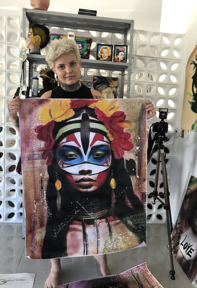 Detalhe de pintura mostrando artefatos indígenas reinterpretados com cores