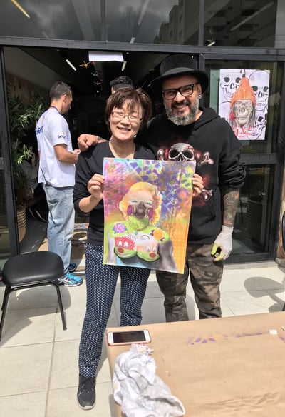 Adultos trabalhando em projetos de Pop-Art em grupo de arte